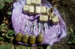 СБУ в зоні АТО викрила два схрони з гранатами, набоями та гранатометами