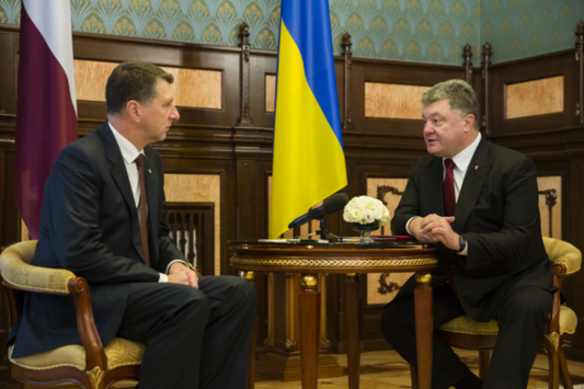 Порошенко обговорить з президентом Латвії повернення Україні мільйонів Арбузова