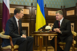 Порошенко обговорить з президентом Латвії повернення Україні мільйонів Арбузова