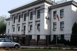 У посольстві РФ у Києві голосують під наглядом анонімних «спостерігачів»