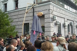 Гільйотина, бійки та опудало Путіна. Як в Києві проходить голосування до Держдуми РФ