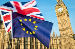 Британії загрожують штрафи за переговори про ЗВТ з іншими країнами до Brexit