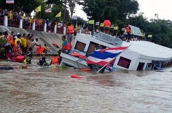 Таїланд: теплохід врізався у бетонний міст, 13 загиблих