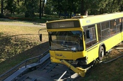На проспекті Перемоги рейсовий автобус вилетів із дороги