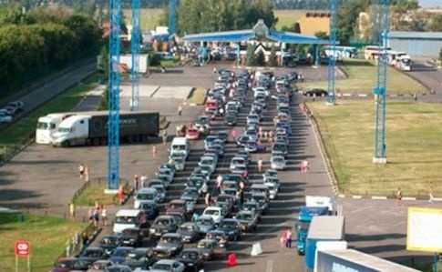 Вранці на кордоні з Польщею в чергах стоять понад 500 автівок 