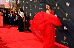 Эмми-2016: Самые красивые знаменитости на красной дорожке церемонии и полный список победителей