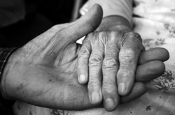 Трогательное фото 100-летнего мужчины, держащего за руку умирающую жену, взорвало интернет