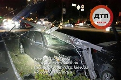 На Печерську сталася жахлива ДТП: стовп розчавив автомобіль