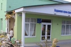 Під Києвом будівельний кран впав на будинок культури