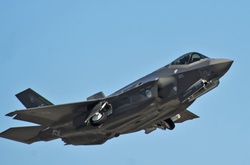 США заборонили новітнім винищувачам F-35 підніматися у повітря через технічні проблеми