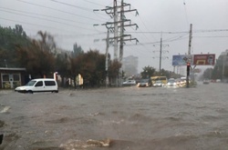 Одесу заливає дощем: дороги перетворилися на річки