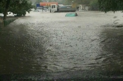 Одеса пішла під воду. Вулиці міста дощ перетворив на ріки