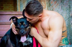 Рельефные красавцы сфотографировались с собаками из приютов, чтобы помочь им обрести хозяев 