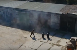 Поліція показала відео звільнення з полону дружини кримінального авторитета