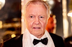 Отец Анджелины Джоли Джон Войт высказался о причинах ее развода с Брэдом Питтом