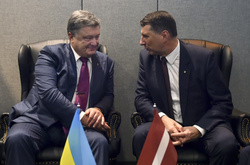 Порошенко домовився з президентом Латвії спільно розслідувати справи соратників Януковича