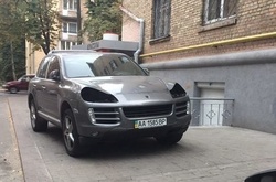 Елітний позашляховик з номерами Верховної Ради залишився без фар (ФОТО)