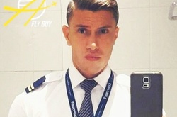 Блогер собрал коллекцию селфи самых красивых стюардесс и стюардов мира