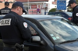 У Франції затримали двох бельгійських поліцейських через спробу провезти мігрантів у країну