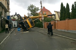 Автокран зруйнував приватний будинок у столиці