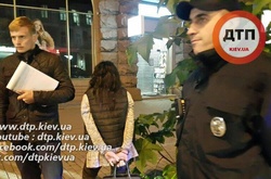 У центрі столиці «на гарячому» затримали школярку, яка торгувала наркотиками 