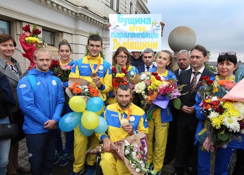 Як Львівщина зустрічала героїв-паралімпійців. Фоторепортаж