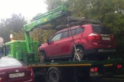 У Москві евакуатор забрав автівку з дітьми в салоні 