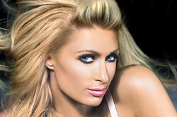 Снова в деле: 35-летняя Пэрис Хилтон вышла на подиум