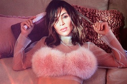 Странная фотосессия Ким Кардашьян: розовый мех, велюровый костюм и свечи