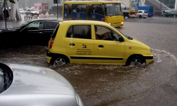 Паводок у Тбілісі: затоплені дороги і підземні переходи