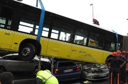У Стамбулі автобус розтрощив відразу кілька автомобілів: постраждали 11 осіб