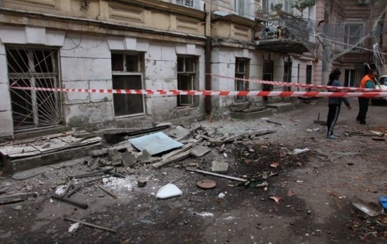 В Одесі обвалився балкон, постраждала літня жінка