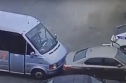Відео з місця вбивства поліцейських: водій мікроавтобуса таранив автівку злочинця