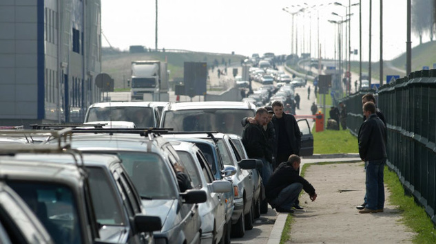Майже 800 автомобілів стоїть у чергах на кордоні з Польщею