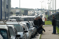 Майже 800 автомобілів стоїть у чергах на кордоні з Польщею