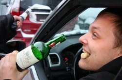 Під Києвом п'яний водій перевернув авто на проїжджій частині