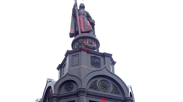 Вандали у Києві облили пам'ятник Володимиру червоною фарбою