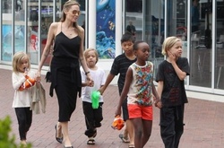 Джоли будет платить почти 100 тысяч долларов в месяц, чтобы не жить с Питтом