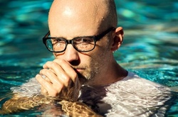 Moby в новом видеоклипе показал драки украинских депутатов и Чернобыль