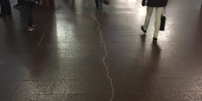 Станція метро «Героїв Дніпра» тріснула навпіл. Опубліковано фото