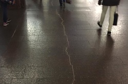 Станція метро «Героїв Дніпра» тріснула навпіл. Опубліковано фото