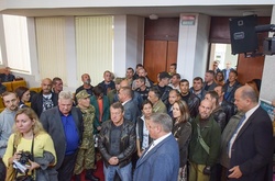 Бійці АТО та депутати ледь не побилися на засіданні Миколаївської облради (ВІДЕО)