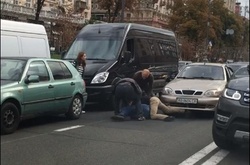 Бійка перед вікнами Кличка: як на Хрещатику посеред дороги побилися водії