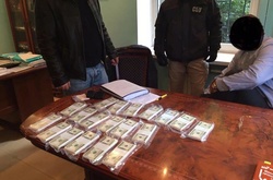 Прокурор з адвокатом попалися на вимаганні 200 тисяч доларів у підприємця 