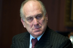 Мільярдер Лаудер також дорікнув Україні поліцаями, але згадав і українців, що рятували євреїв