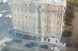 У Москві на фасаді будинку з’явився величезний прапор України 