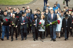Кличко з депутатами Київради поклав квіти до монумента жертвам Бабиного Яру