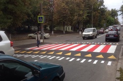 На вулиці Ольжича з’явився підвищений пішохідний перехід