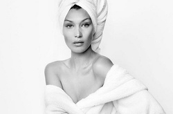 Белла Хадид и другие знаменитости обнажились перед объективом Марио Тестино