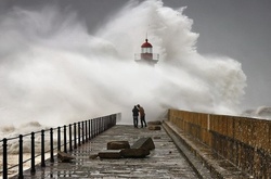 Неймовірні фотографії штормових хвиль у Португалії